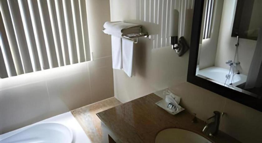 Kasem Garden Hotel Surin Ban Nong Tao Esterno foto